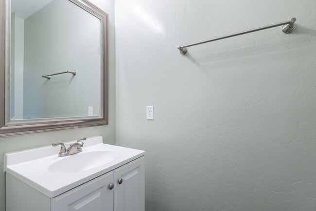 Building Photo - Pending/ Rented - Bright, Spacious Riversi...
