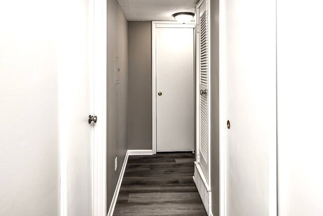 Building Photo - Spacious 1-Bed and 1-Bath Apartment in Bel...