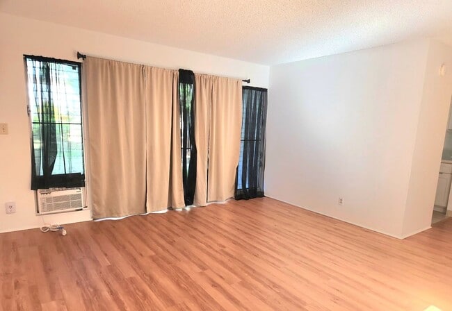 Building Photo - Chateau Newtown Townhome - Ground Floor Unit