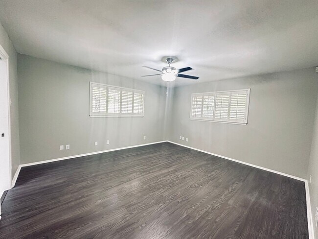 Building Photo - 425 Zephyr Dr