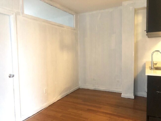 Building Photo - 370 W 52nd St