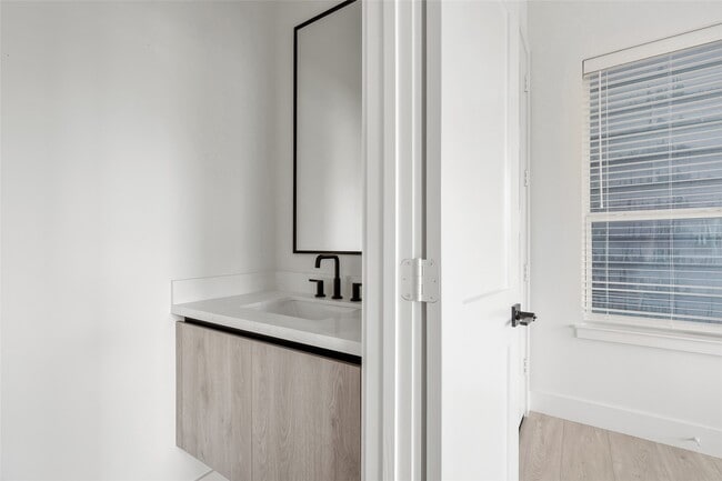 Building Photo - 107 Tolima Dove St