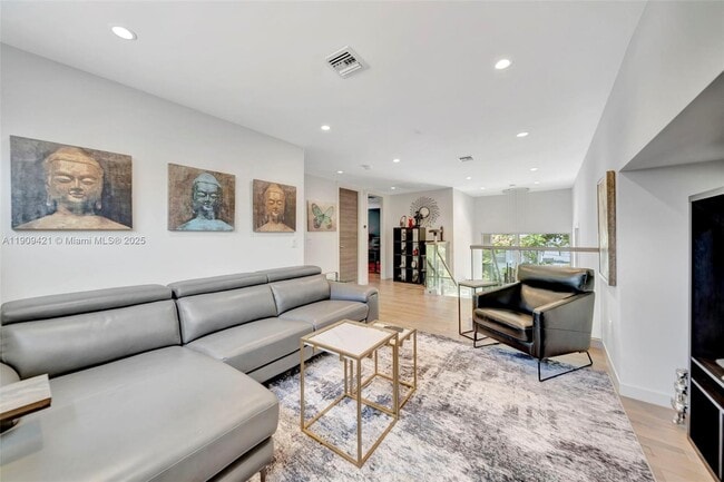 Building Photo - 544 N Victoria Park Rd