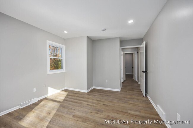 Building Photo - 945-947 Lancashire Ct SE