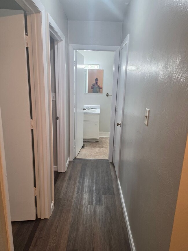 Building Photo - 3 bedroom 2.5 bath townhouse