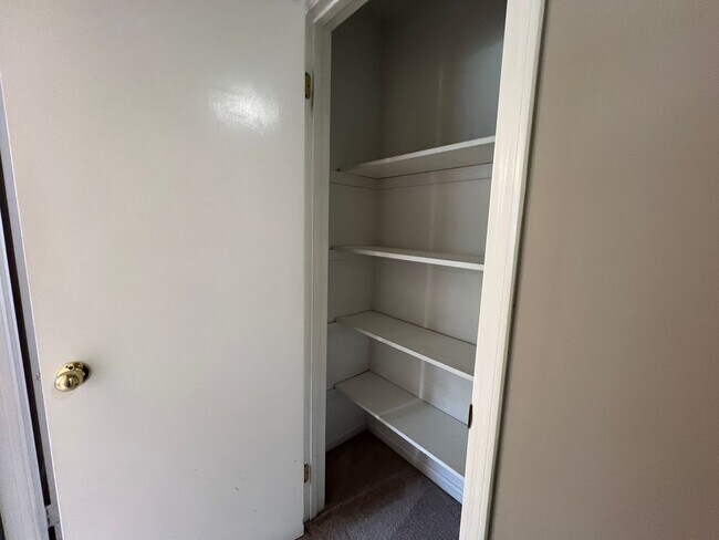 Building Photo - 3 bedroom 2 bath in Goshen Hills
