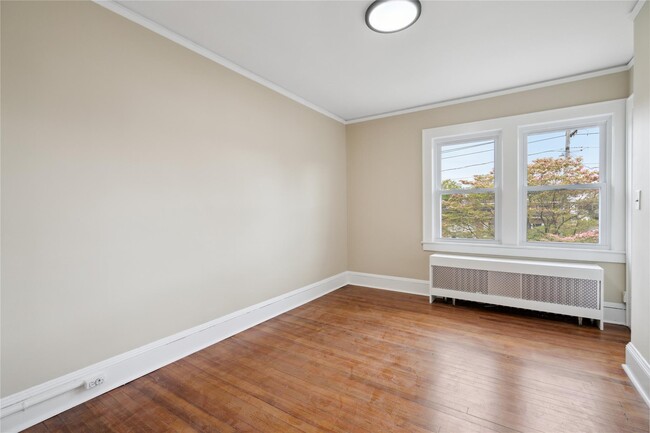 Building Photo - 1030 Glen Cove Ave