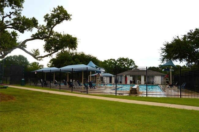 Building Photo - 3419 Southdown Dr