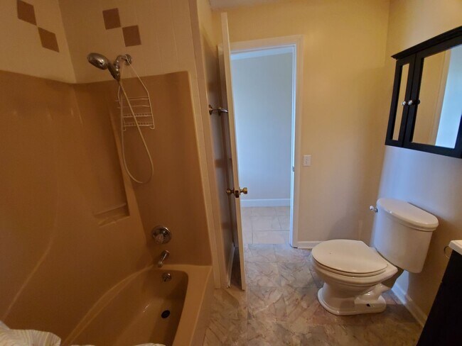 Building Photo - For Lease - Spacious 3 BR|1 BA Home, 10 Mi...