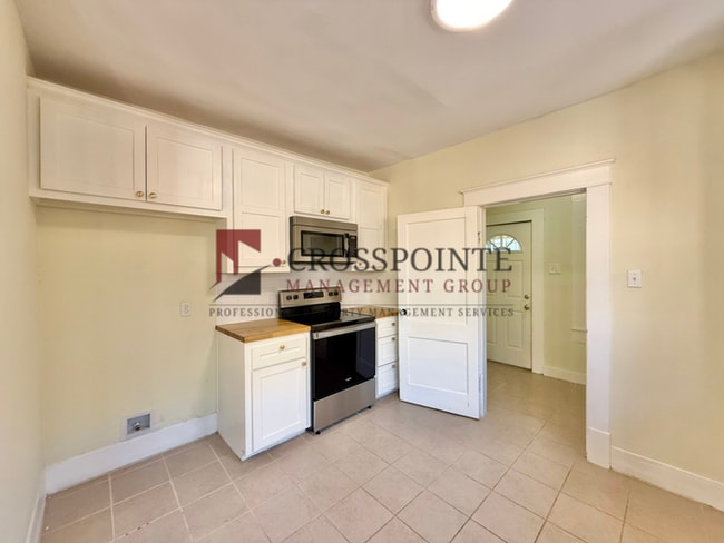 Building Photo - Tour Today! Charming 2 bedroom, 1 Bathroom!