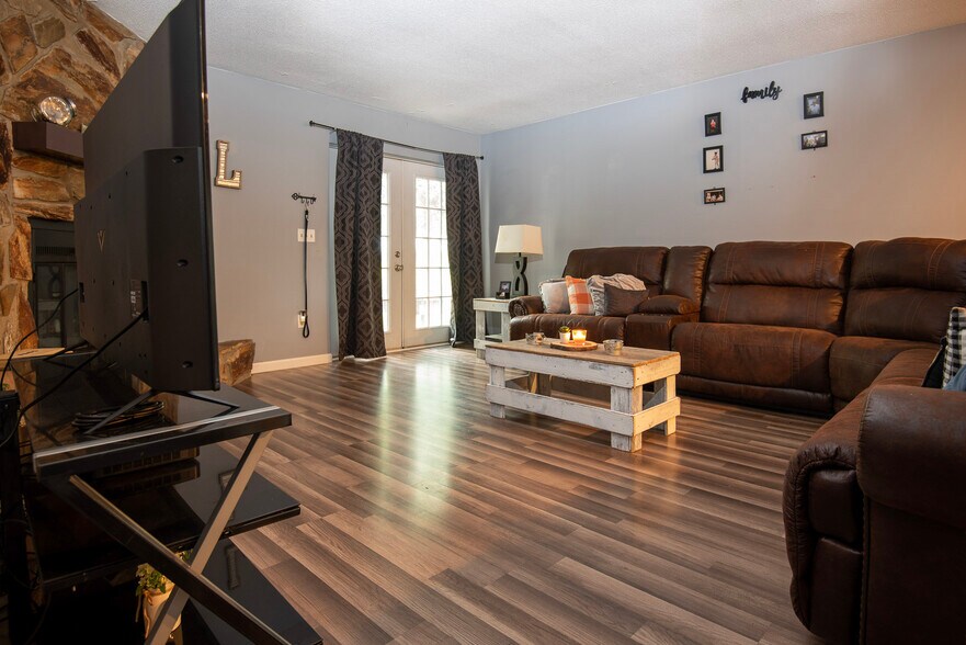 Building Photo - 303 Chesswood Dr