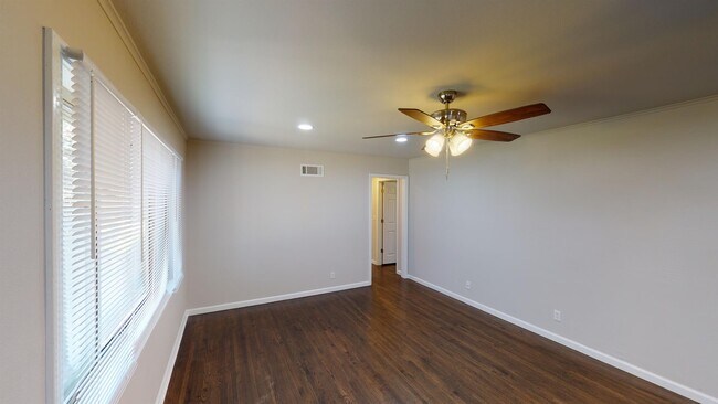 Building Photo - 6010 E 18th St