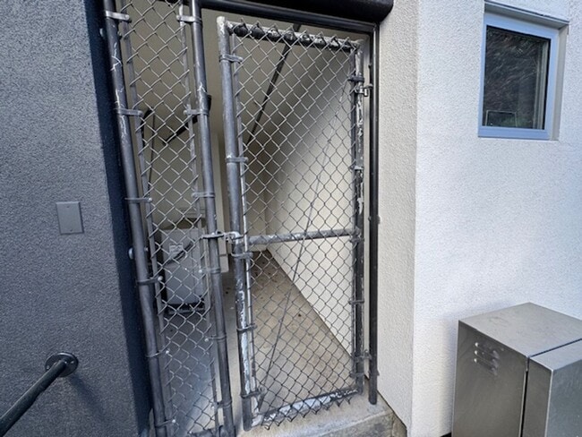 Building Photo - Wonderful Try-level condo near Pleasant Hill Bart-Iron Horse Ln. Walnut Creek