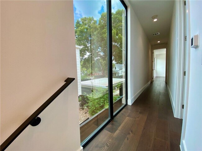 Building Photo - 1905 Riverview St