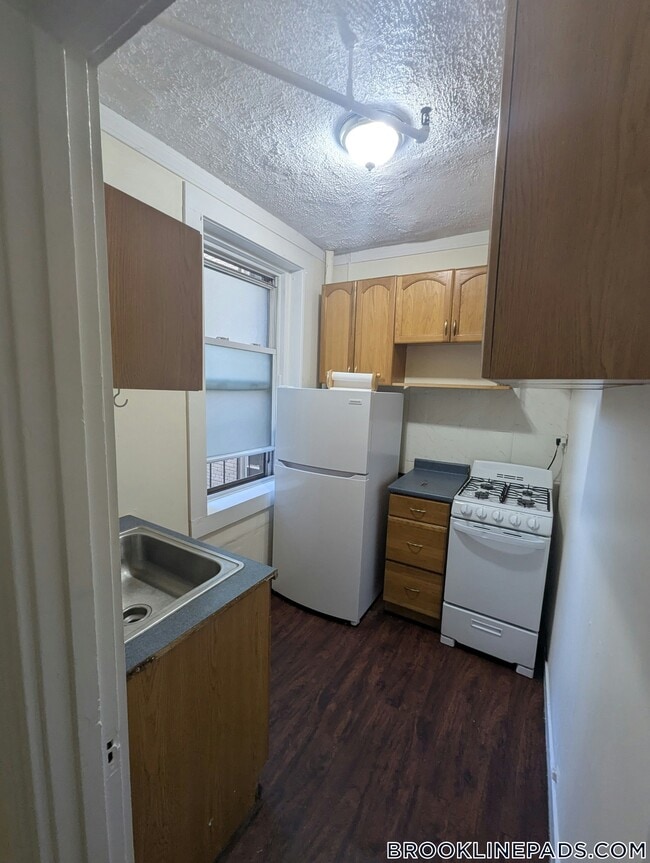 Building Photo - 364 Riverway