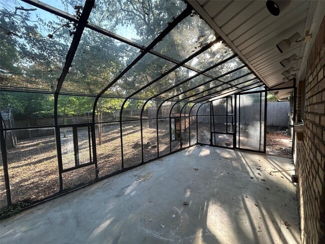 Building Photo - 617 Forest Ln