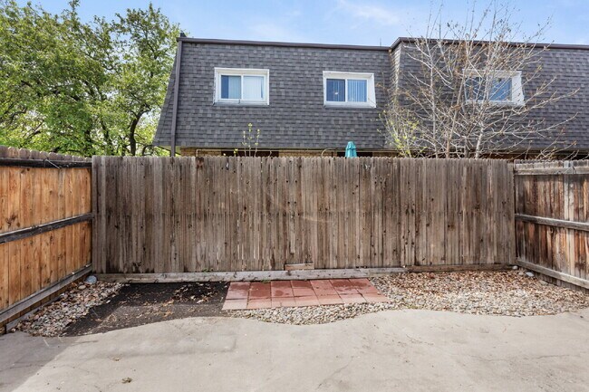 Building Photo - Southgelnn Townhome - 3 Bedrooms - 3 Bathr...