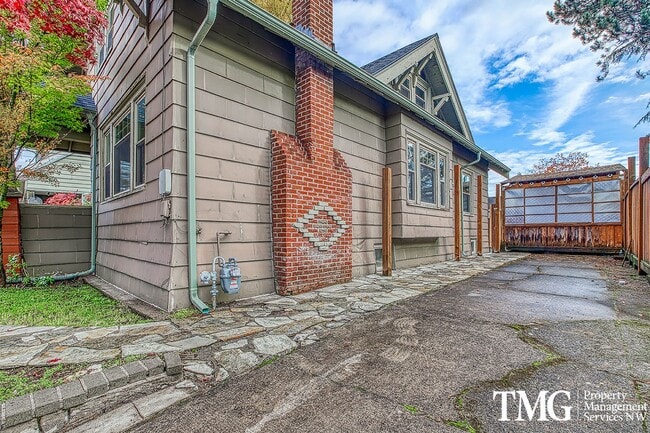 Building Photo - Stunning 4BD Craftsman in Excellent N Port...