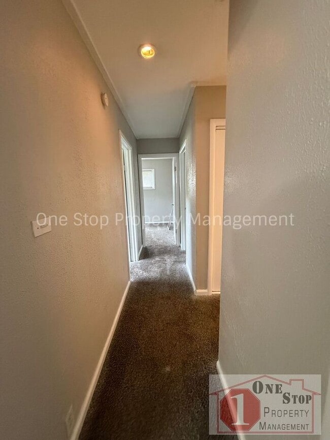 Building Photo - 3 bedroom, 1 Bathroom Home in Kansas City!!