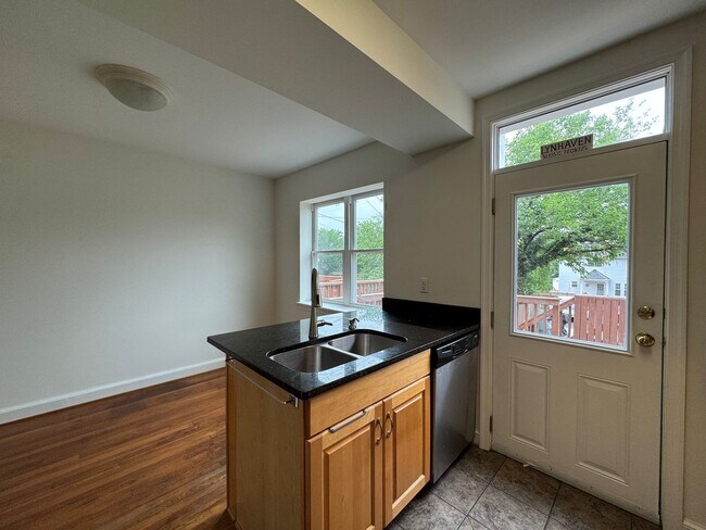 Building Photo - Charming 2 Bed 1 Bath Interior Townhome Wi...
