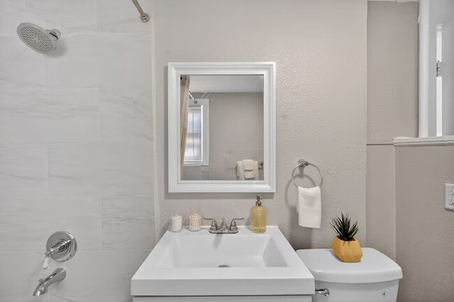 Building Photo - 1401 Collier St