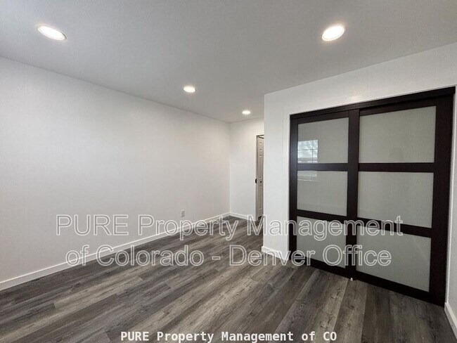 Building Photo - 1150 Golden Cir