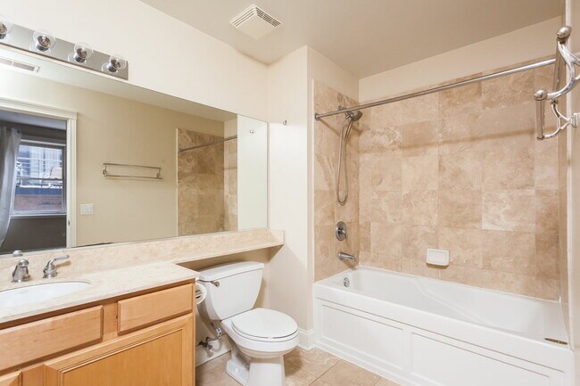 Building Photo - 2330 W St Paul Ave