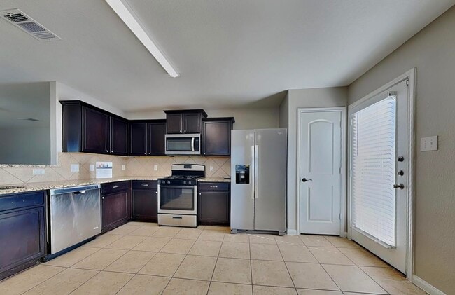 Building Photo - ADORABLE HOME