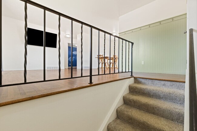 Building Photo - 4 bedroom with large backyard