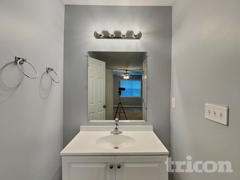 Building Photo - 2445 Hillboro Cir S W