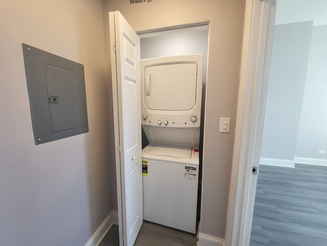 Building Photo - 6522 S Ellis Ave