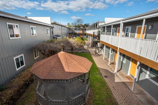 Building Photo - 2401 Manor Rd