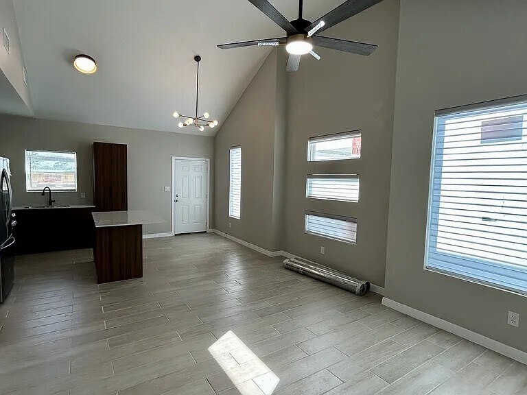 Building Photo - 705 Deanne Dr