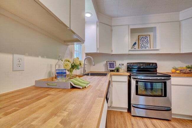 Building Photo - Charming Cape Cod Home - Fenced Yard, Detached Garage, Pet Friendly!