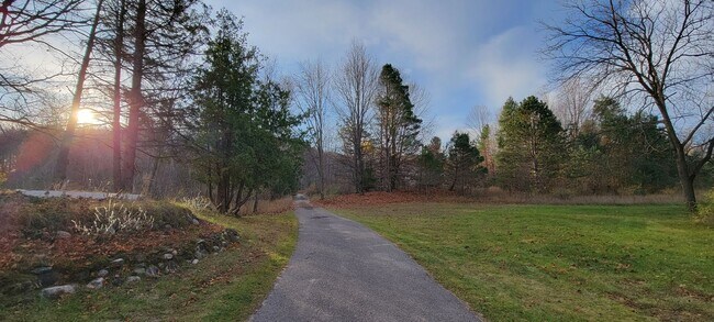 Building Photo - Charming home close to downtown Traverse City