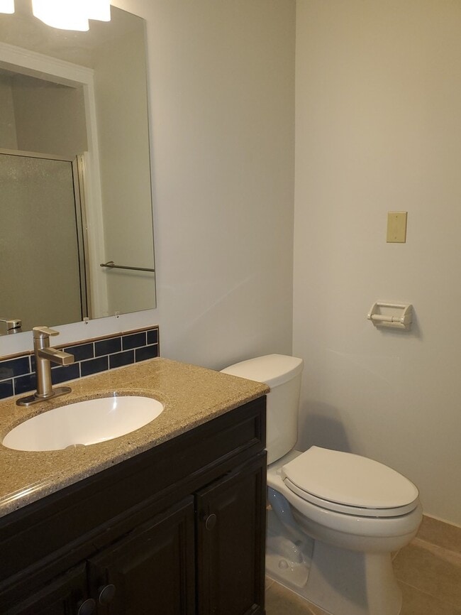 Building Photo - 2301 N Parkwood Dr
