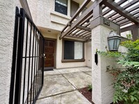 Building Photo - 3 Bedroom 2.5 Bathroom Townhouse Near Down...