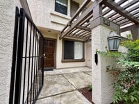 Building Photo - 3 Bedroom 2.5 Bathroom Townhouse Near Down...