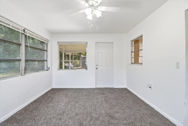 Building Photo - Charming  Florida 2 Bedroom Bungalow with an Additional Bonus/Sunroom, Covered Parking & Patio