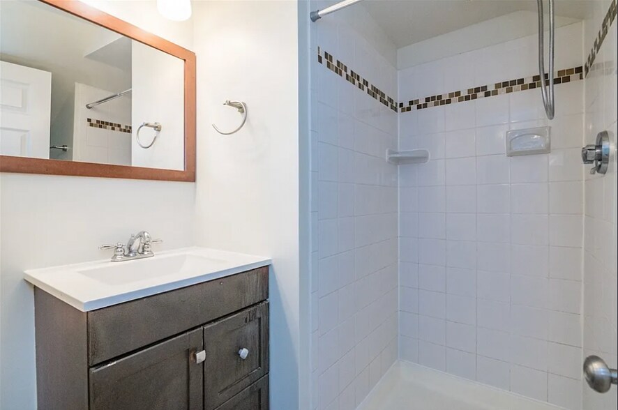 full bath 1 - 13 Cherry St