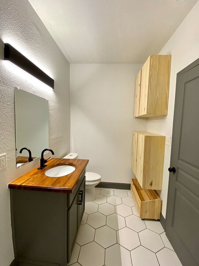 Building Photo - Dignowity Remodeled 3 bedroom 2 bath