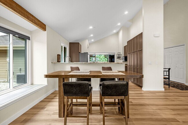 Building Photo - Fully Furnished Executive Townhome in Kiss...