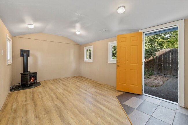 Building Photo - Inviting 3 Bed, 1 Bath Home in Roslyn, Whe...