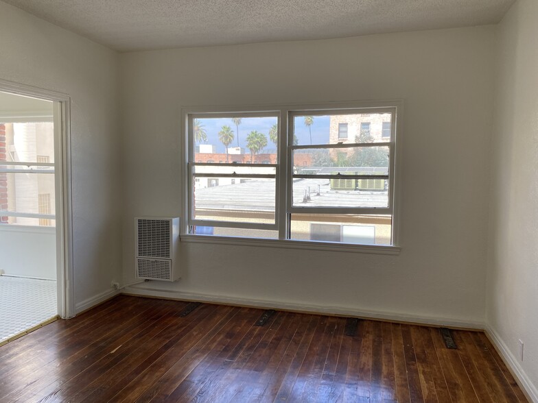 Building Photo - 545 S Hobart Blvd