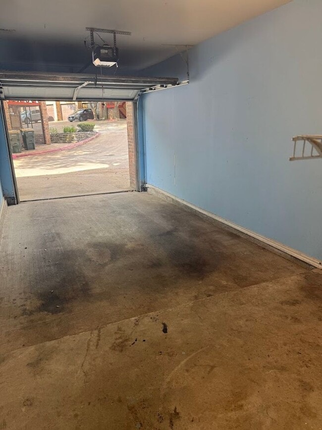 Building Photo - 2 BD with Garage - Dog Park - Resort Pool ...