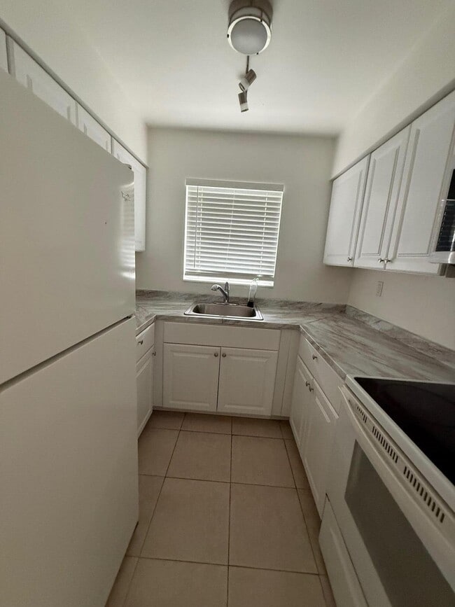 Building Photo - 237 SE Park St