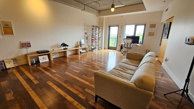 Building Photo - Incredible Top-Floor 1BR with Skyline View...