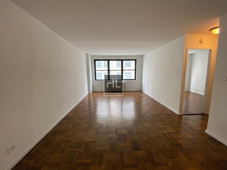 Building Photo - 5 AVENUE