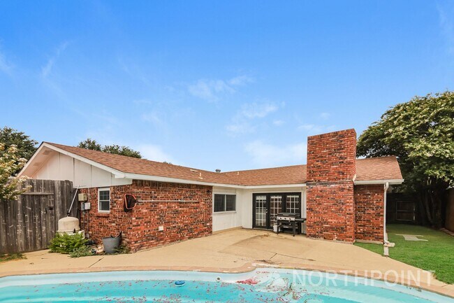 Building Photo - 4BR/2BA | Updated Single Family Home | 2-Car Garage Parking | Gated backyard