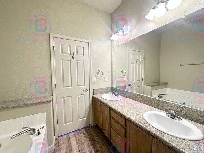 Building Photo - 3 Bedroom 2.5 Bathroom + Loft & 2 Car gara...